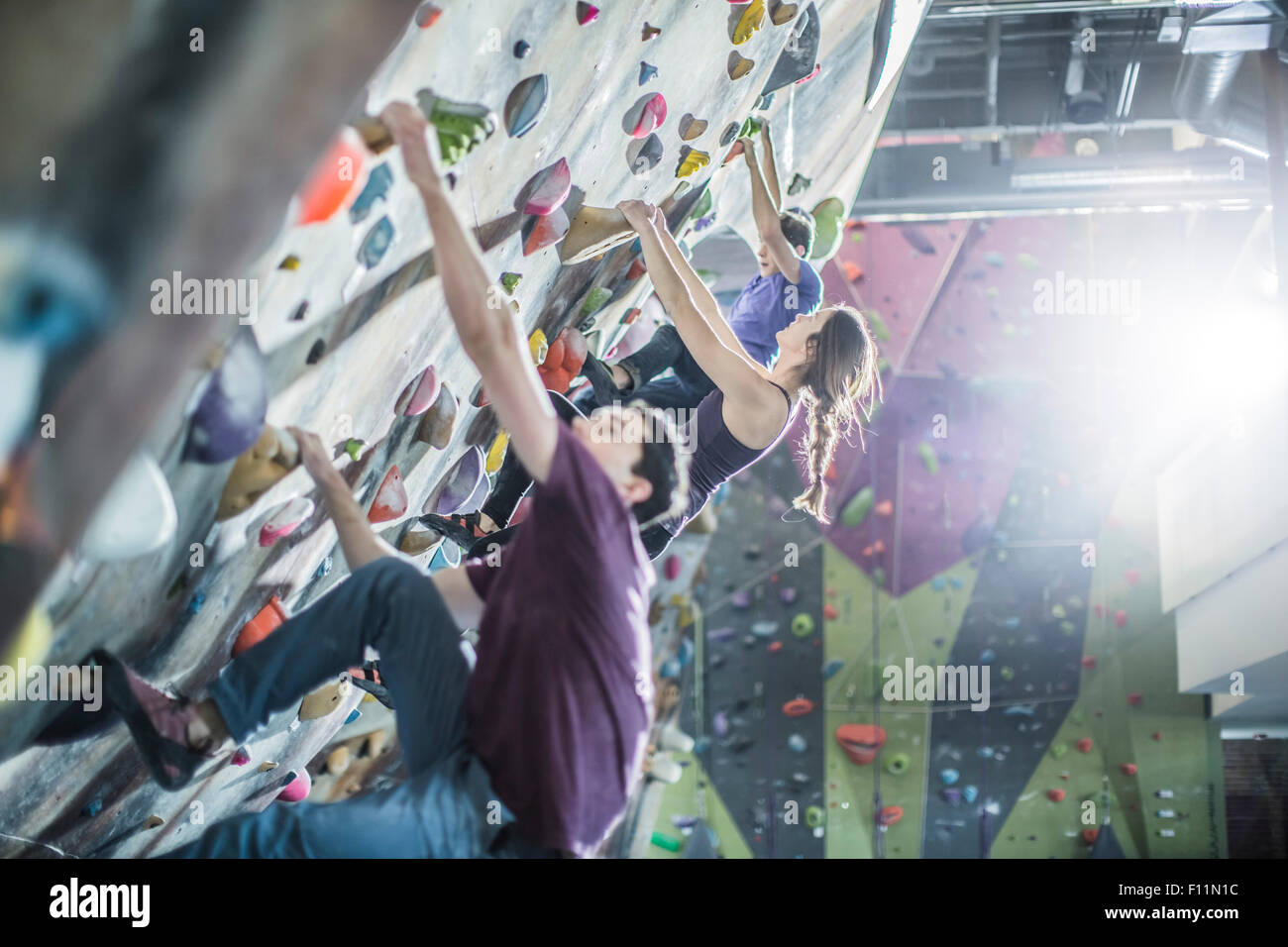Athleten, die Fels-Kletterwand im Fitness-Studio Stockfoto