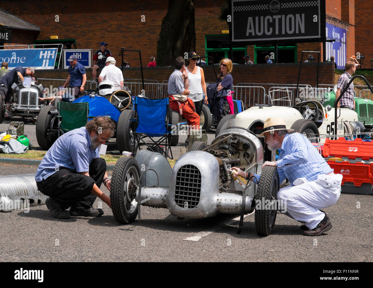 Männer arbeiten auf einer Issigonis spezielle Leichtbau-Auto im Fahrerlager am Chateau Impney Hill Climb, Worcestershire, 2015. Stockfoto