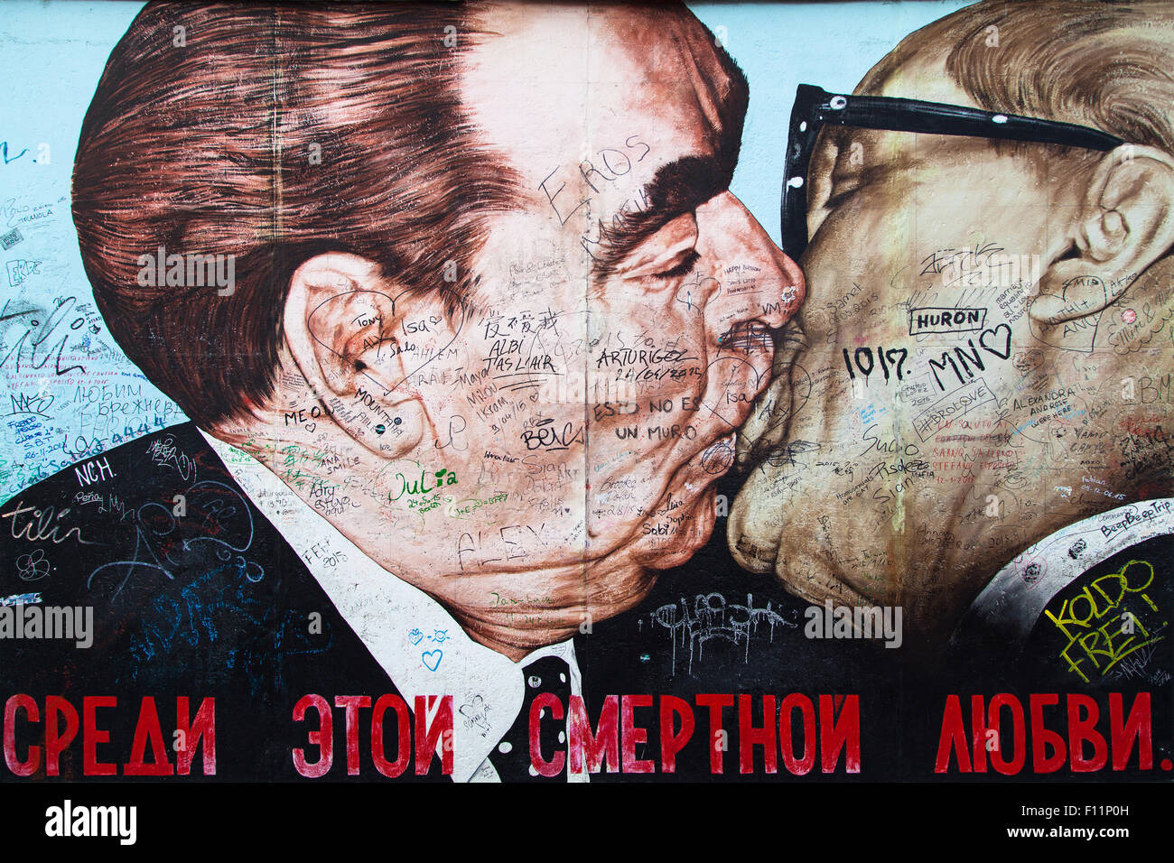Bruderschaft Kiss von Dmitri Vrubel auf der East Side Gallery in Berlin, Deutschland. Stockfoto