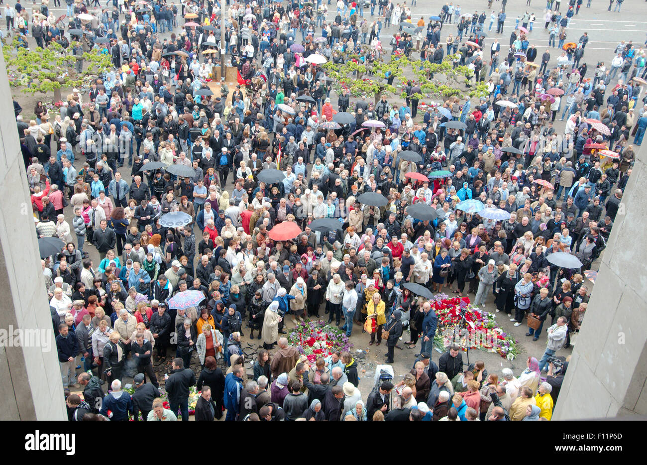 Odessa, Ukraine. 15. Oktober 2014. Odessa, Ukraine. 4. Mai 2014. Gewerkschaften Gebäude niedergebrannt. Leute kamen zu Ehren von denen getötet 42 Unterstützer Föderalisierung der Ukraine, welche gebrannt lebendig Anhänger bauen eine einheitliche Ukraine werfen Brandbomben © Andrey Nekrassow/ZUMA Wire/ZUMAPRESS.com/Alamy Live-Nachrichten Stockfoto