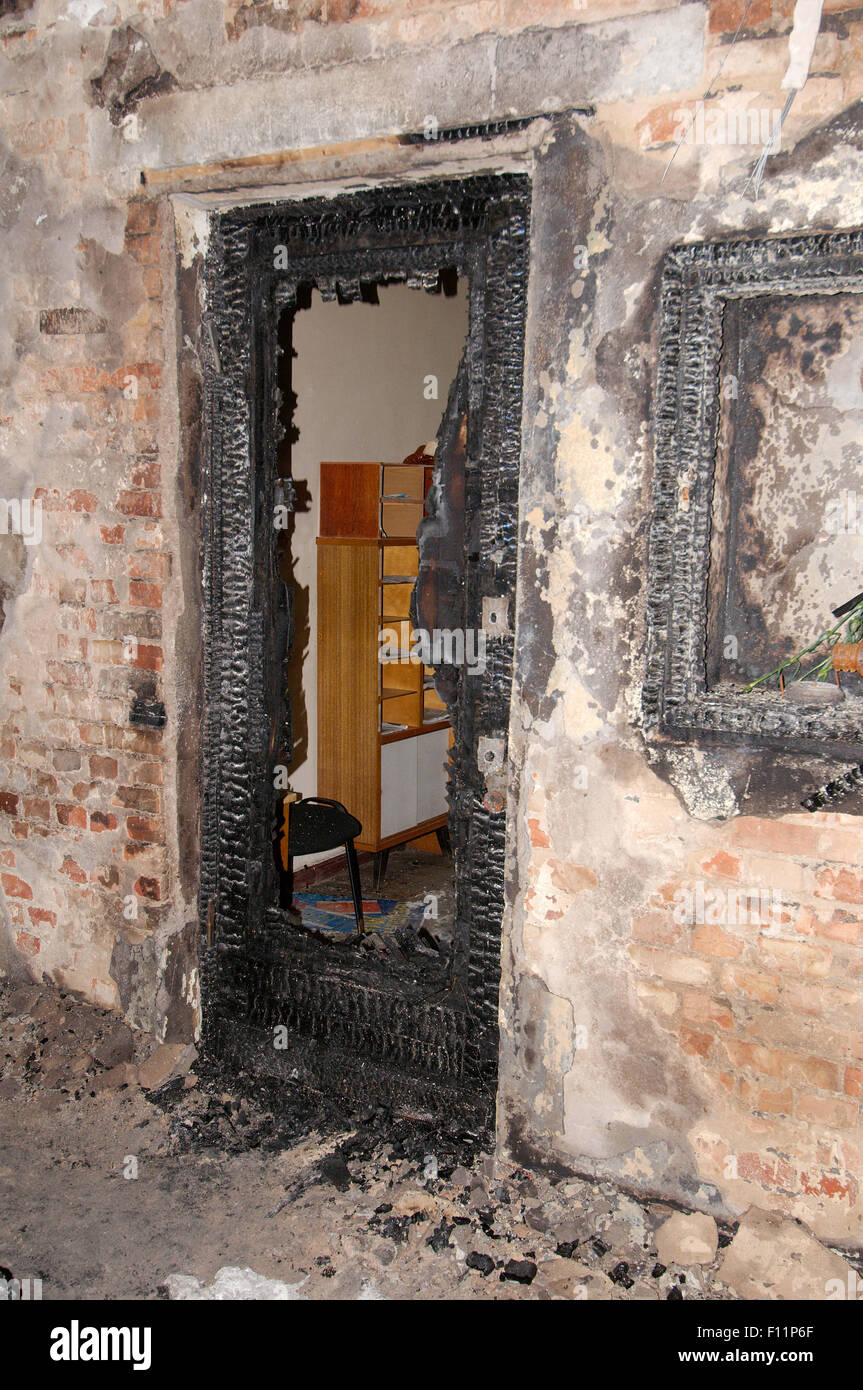 Odessa, Ukraine. 15. Oktober 2014. Odessa, Ukraine. 4. Mai 2014. Gewerkschaften Gebäude niedergebrannt. Leute kamen zu Ehren von denen getötet 42 Unterstützer Föderalisierung der Ukraine, welche gebrannt lebendig Anhänger bauen eine einheitliche Ukraine werfen Brandbomben © Andrey Nekrassow/ZUMA Wire/ZUMAPRESS.com/Alamy Live-Nachrichten Stockfoto