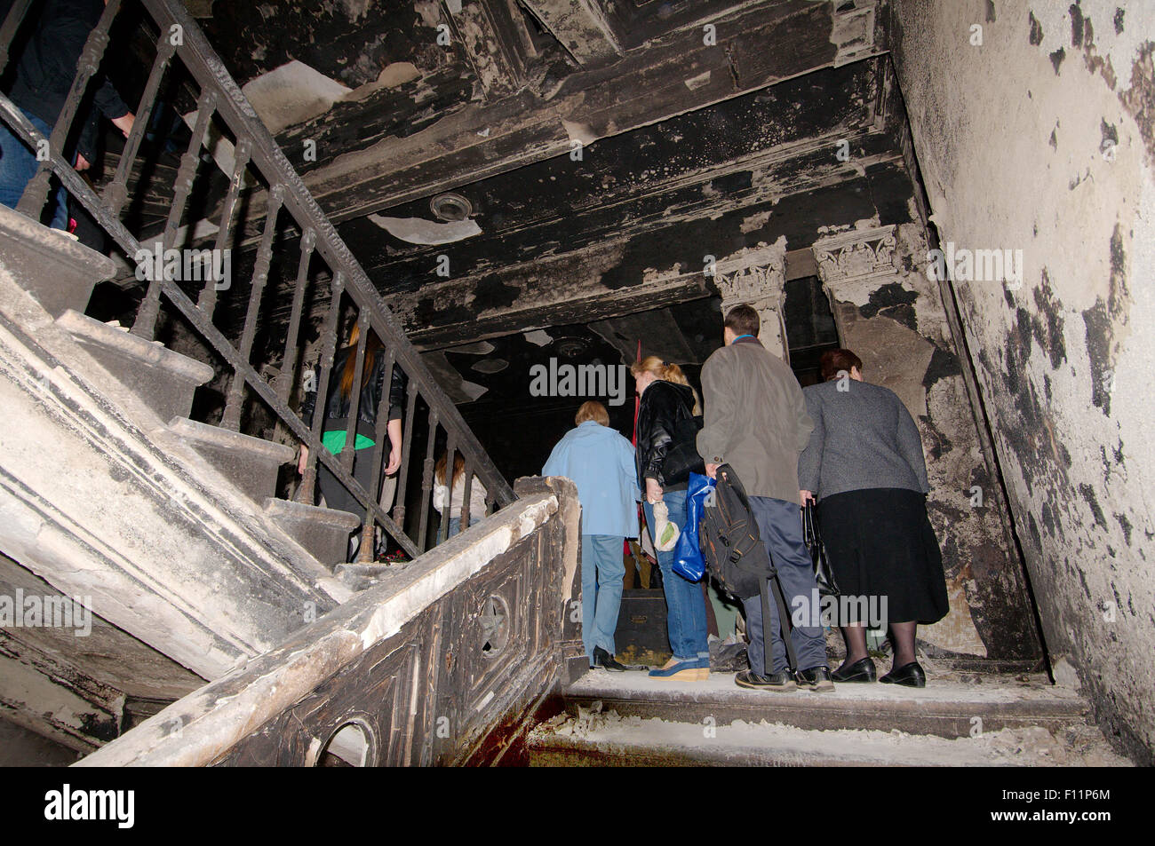 Odessa, Ukraine. 15. Oktober 2014. Odessa, Ukraine. 4. Mai 2014. Gewerkschaften Gebäude niedergebrannt. Leute kamen zu Ehren von denen getötet 42 Unterstützer Föderalisierung der Ukraine, welche gebrannt lebendig Anhänger bauen eine einheitliche Ukraine werfen Brandbomben © Andrey Nekrassow/ZUMA Wire/ZUMAPRESS.com/Alamy Live-Nachrichten Stockfoto