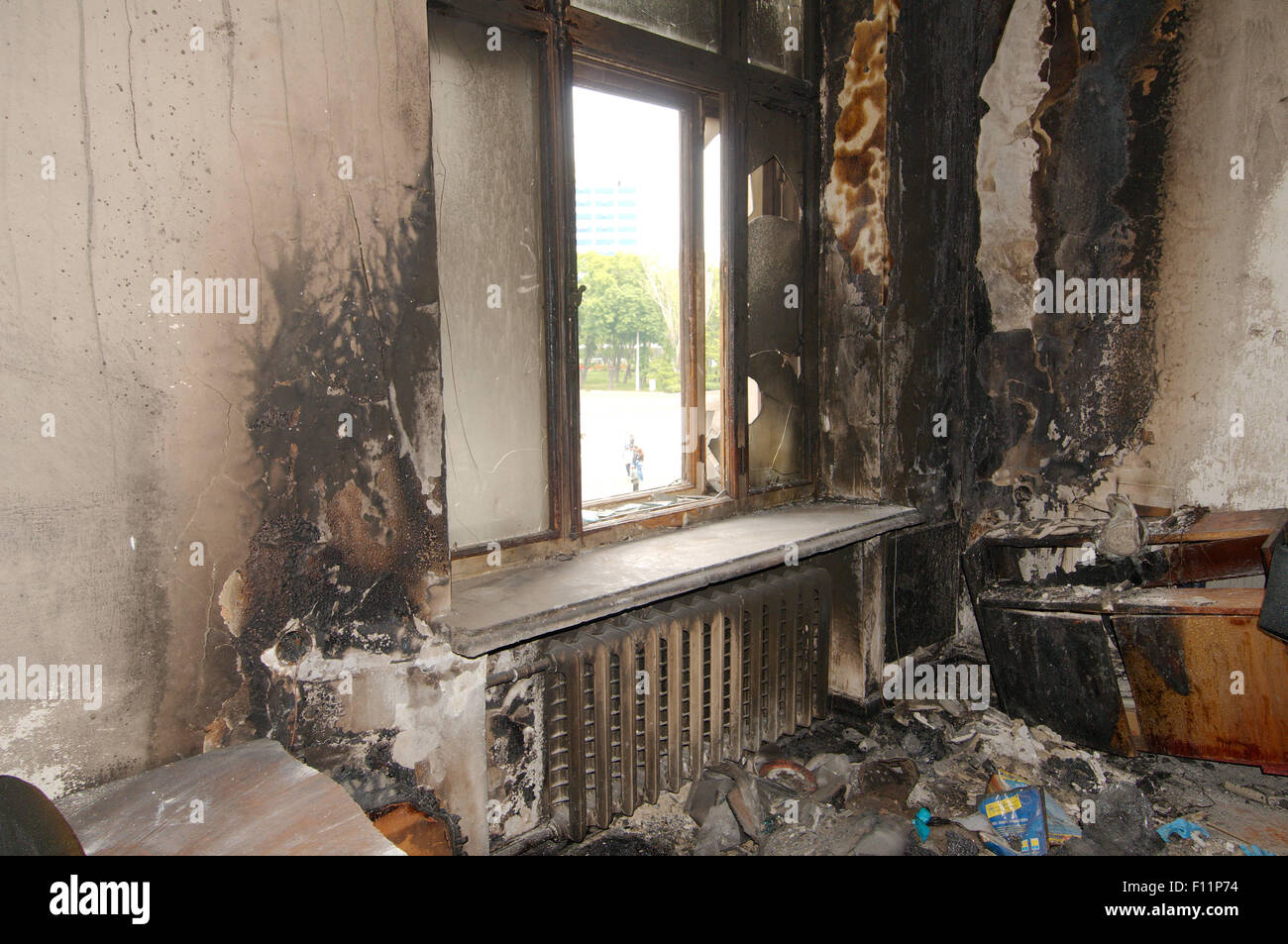 Odessa, Ukraine. 15. Oktober 2014. Odessa, Ukraine. 4. Mai 2014. Gewerkschaften Gebäude niedergebrannt. Leute kamen zu Ehren von denen getötet 42 Unterstützer Föderalisierung der Ukraine, welche gebrannt lebendig Anhänger bauen eine einheitliche Ukraine werfen Brandbomben © Andrey Nekrassow/ZUMA Wire/ZUMAPRESS.com/Alamy Live-Nachrichten Stockfoto