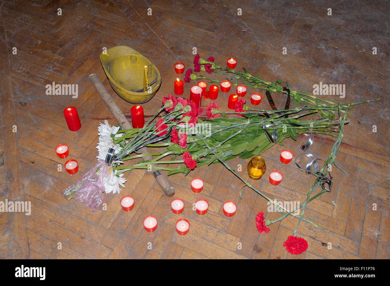 Odessa, Ukraine. 15. Oktober 2014. Odessa, Ukraine. 4. Mai 2014. Gewerkschaften Gebäude niedergebrannt. Leute kamen zu Ehren von denen getötet 42 Unterstützer Föderalisierung der Ukraine, welche gebrannt lebendig Anhänger bauen eine einheitliche Ukraine werfen Brandbomben © Andrey Nekrassow/ZUMA Wire/ZUMAPRESS.com/Alamy Live-Nachrichten Stockfoto