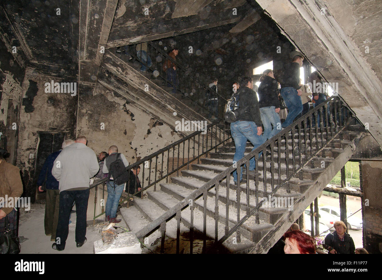 Odessa, Ukraine. 15. Oktober 2014. Odessa, Ukraine. 4. Mai 2014. Gewerkschaften Gebäude niedergebrannt. Leute kamen zu Ehren von denen getötet 42 Unterstützer Föderalisierung der Ukraine, welche gebrannt lebendig Anhänger bauen eine einheitliche Ukraine werfen Brandbomben © Andrey Nekrassow/ZUMA Wire/ZUMAPRESS.com/Alamy Live-Nachrichten Stockfoto