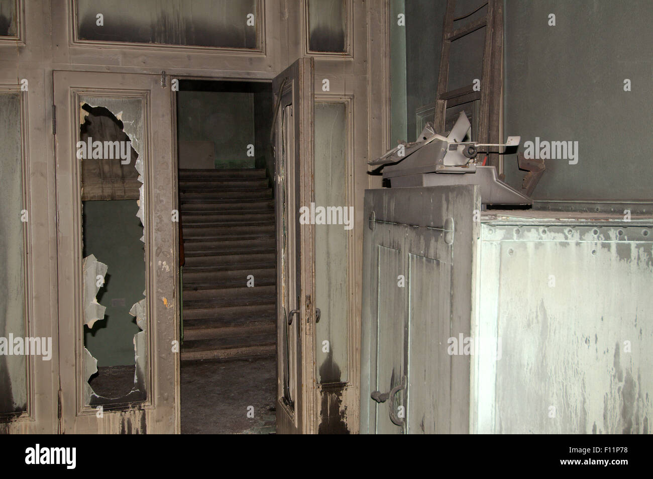 Odessa, Ukraine. 15. Oktober 2014. Odessa, Ukraine. 4. Mai 2014. Gewerkschaften Gebäude niedergebrannt. Leute kamen zu Ehren von denen getötet 42 Unterstützer Föderalisierung der Ukraine, welche gebrannt lebendig Anhänger bauen eine einheitliche Ukraine werfen Brandbomben © Andrey Nekrassow/ZUMA Wire/ZUMAPRESS.com/Alamy Live-Nachrichten Stockfoto