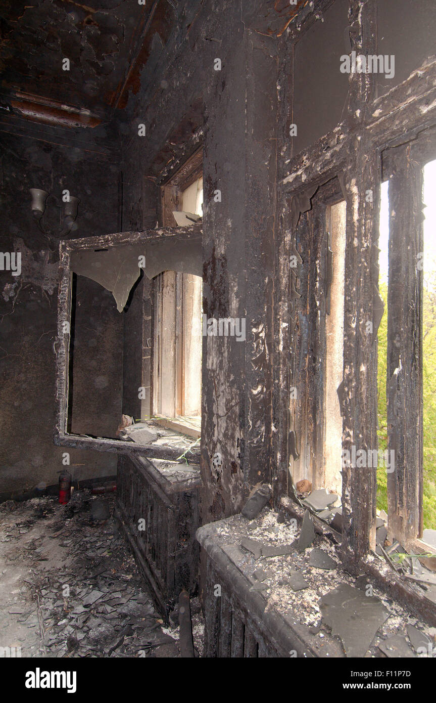 Odessa, Ukraine. 15. Oktober 2014. Odessa, Ukraine. 4. Mai 2014. Gewerkschaften Gebäude niedergebrannt. Leute kamen zu Ehren von denen getötet 42 Unterstützer Föderalisierung der Ukraine, welche gebrannt lebendig Anhänger bauen eine einheitliche Ukraine werfen Brandbomben © Andrey Nekrassow/ZUMA Wire/ZUMAPRESS.com/Alamy Live-Nachrichten Stockfoto