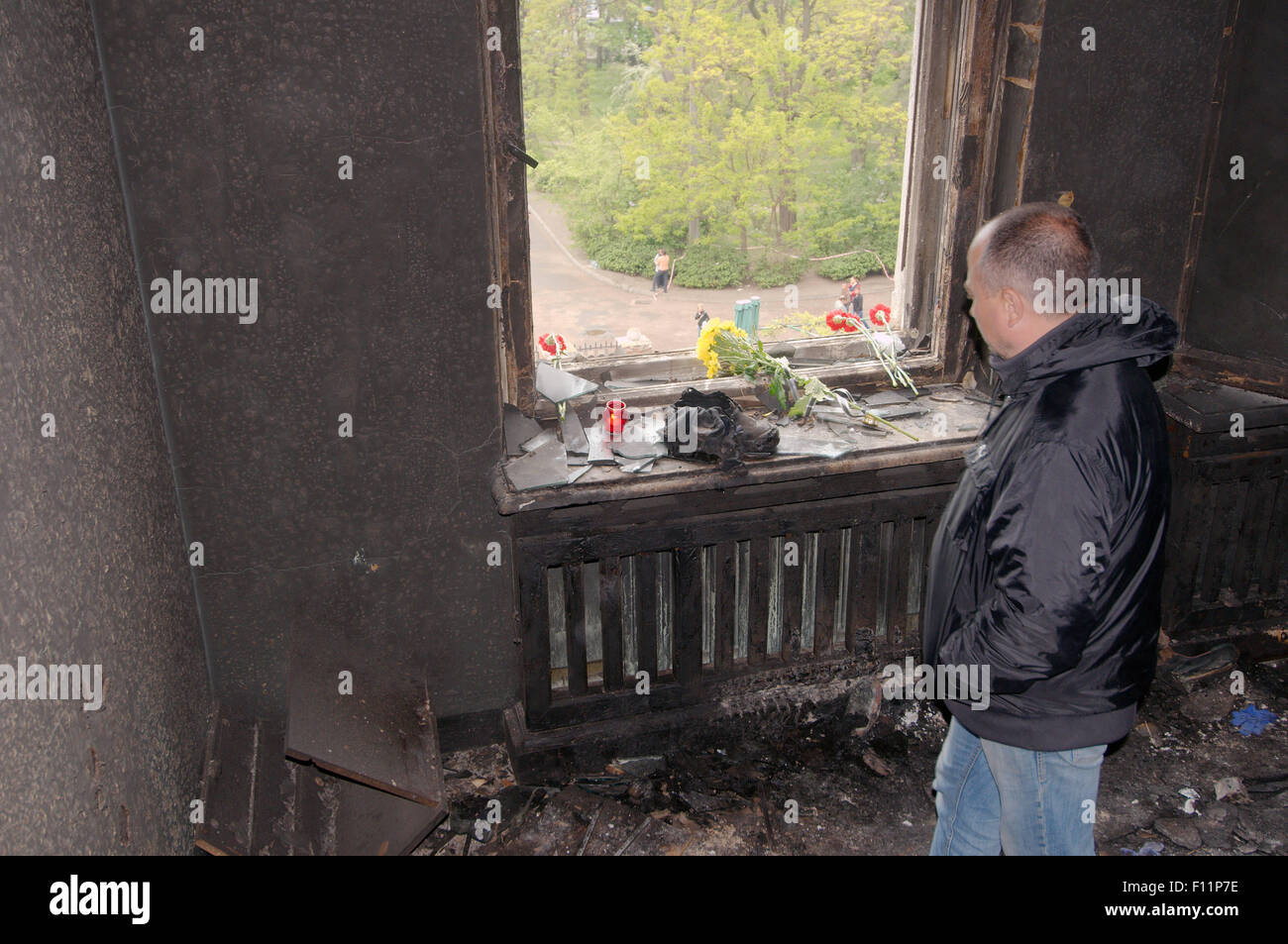 Odessa, Ukraine. 15. Oktober 2014. Odessa, Ukraine. 4. Mai 2014. Gewerkschaften Gebäude niedergebrannt. Leute kamen zu Ehren von denen getötet 42 Unterstützer Föderalisierung der Ukraine, welche gebrannt lebendig Anhänger bauen eine einheitliche Ukraine werfen Brandbomben © Andrey Nekrassow/ZUMA Wire/ZUMAPRESS.com/Alamy Live-Nachrichten Stockfoto