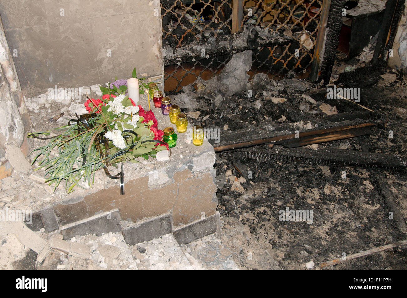 Odessa, Ukraine. 15. Oktober 2014. Odessa, Ukraine. 4. Mai 2014. Gewerkschaften Gebäude niedergebrannt. Leute kamen zu Ehren von denen getötet 42 Unterstützer Föderalisierung der Ukraine, welche gebrannt lebendig Anhänger bauen eine einheitliche Ukraine werfen Brandbomben © Andrey Nekrassow/ZUMA Wire/ZUMAPRESS.com/Alamy Live-Nachrichten Stockfoto