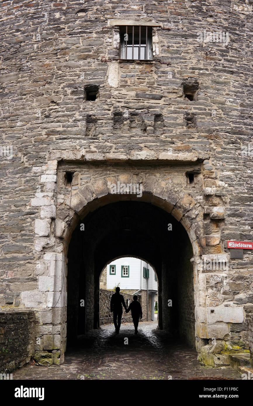 Silhouetten in das Tor der Burg Turm Monschau, Nordrhein-Westfalen, Deutschland. Stockfoto