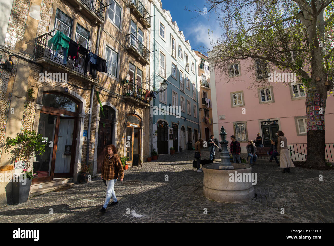 Hinauf zur Burg, Viertel Baixa in Lissabon Stockfoto