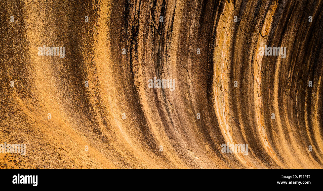 Die ausgestellte Steigung der Wave Rock in Hyden, Western Australia. Die schwarzen Streifen entstehen durch Algen Verfärbung Stockfoto