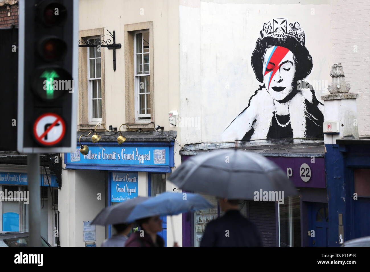 Ein banksy Artwork. Ein Gemälde von Queen Elizabeth, die wie David Bowies Aladin Sane. Die Graffiti ist auf der Seite eines Gebäudes in Bristol GB angezeigt Stockfoto