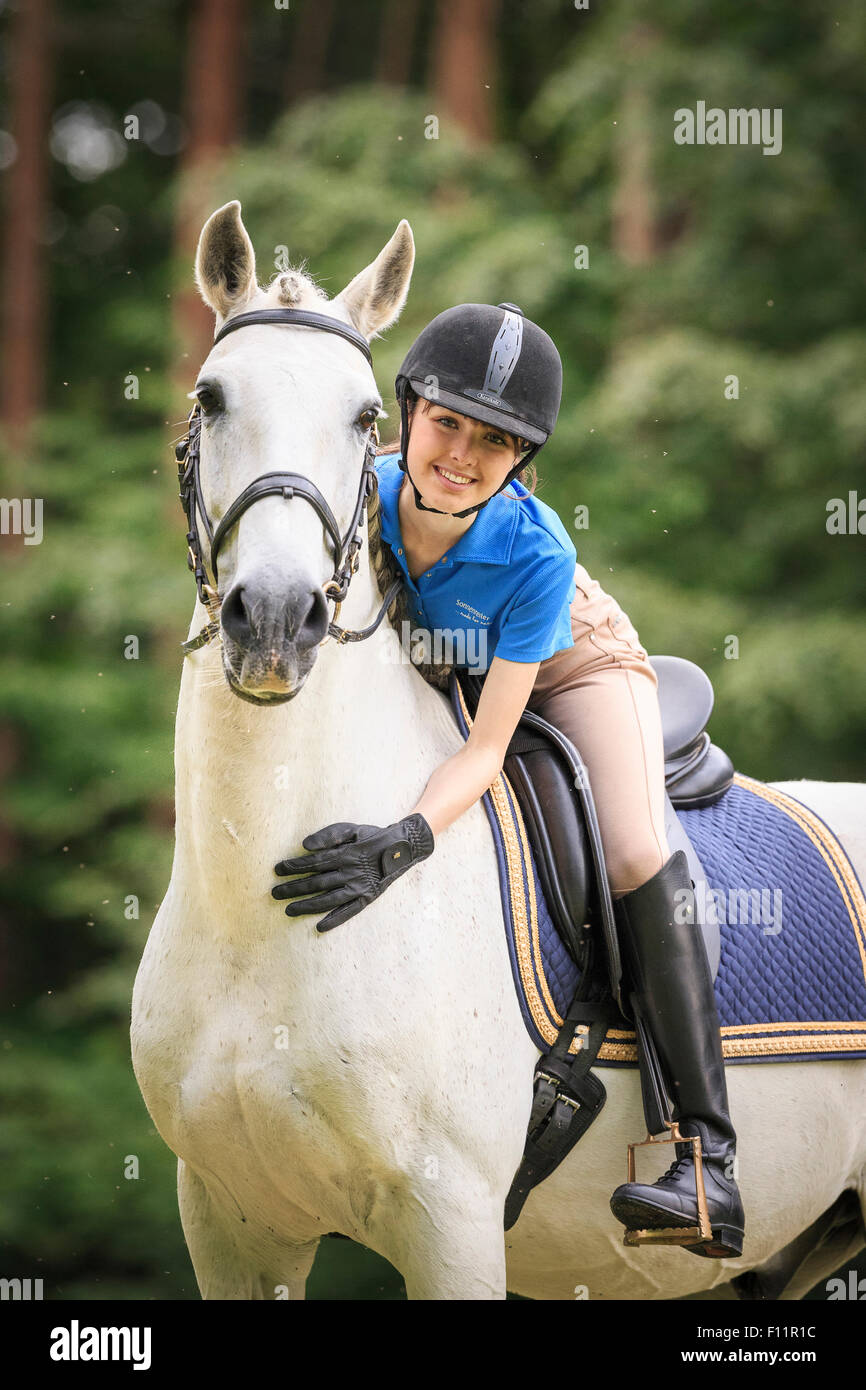 Lusitano. Reiter hätscheln graues Pferd Österreich Stockfoto