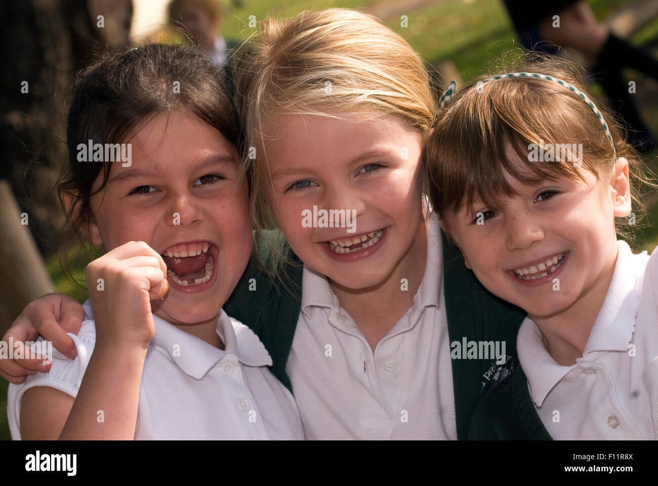 Grundschüler Spaß auf dem Spielplatz, UK. Stockfoto