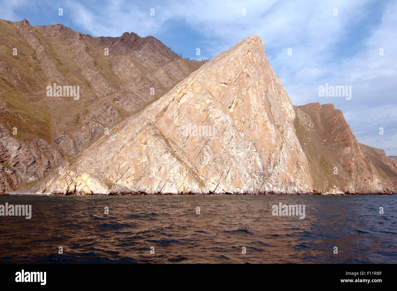 Der Baikalsee, Sibirien, Russland. 15. Oktober 2014. Dreieckige Rock aus weißem Marmor, Cape Orso, Baikalsee, Sibirien, Russland. © Andrey Nekrassow/ZUMA Wire/ZUMAPRESS.com/Alamy Live-Nachrichten Stockfoto