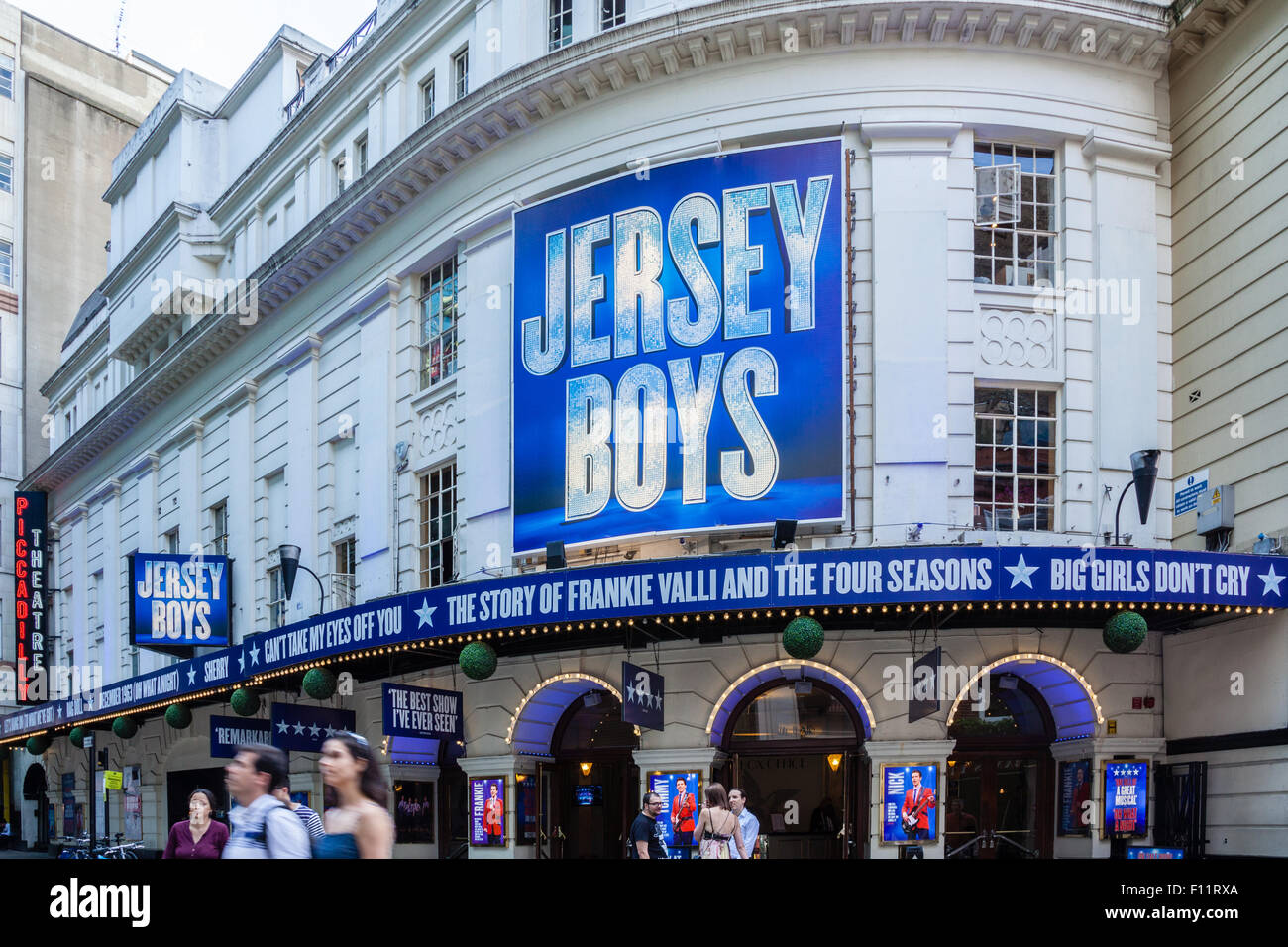 Außenansicht des Piccadilly Theatre, Denman Street, London Anzeichen für das Hit-musical, Jersey Boys. Stockfoto
