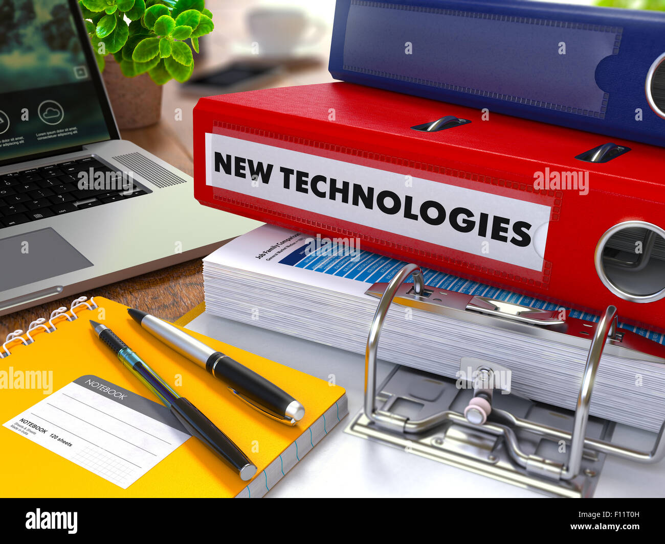 Roter Ring-Binder mit Inschrift neuer Technologien. Stockfoto