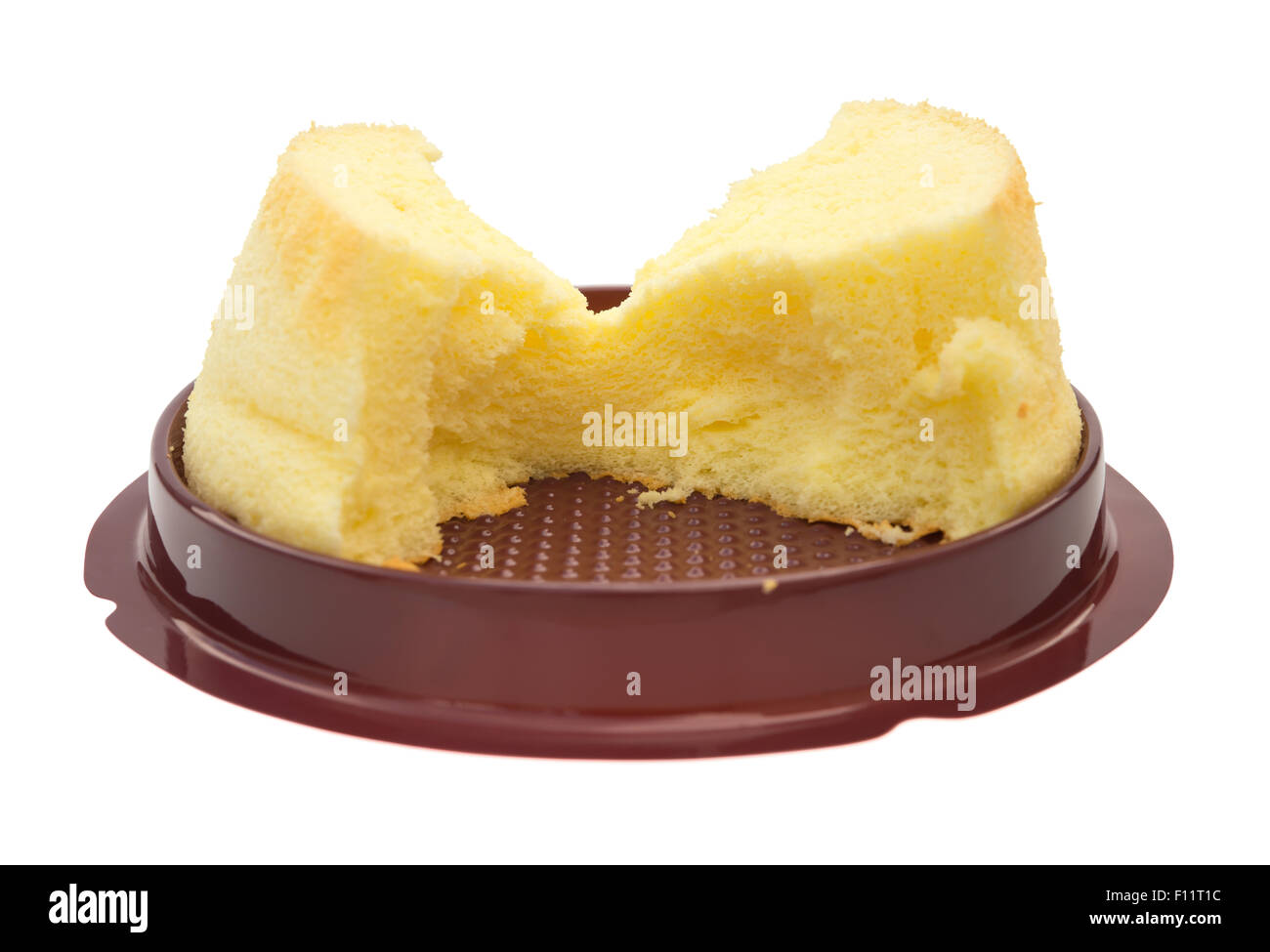 Essen ein Stück hausgemachten Kuchen mit Beschneidungspfad Stockfoto