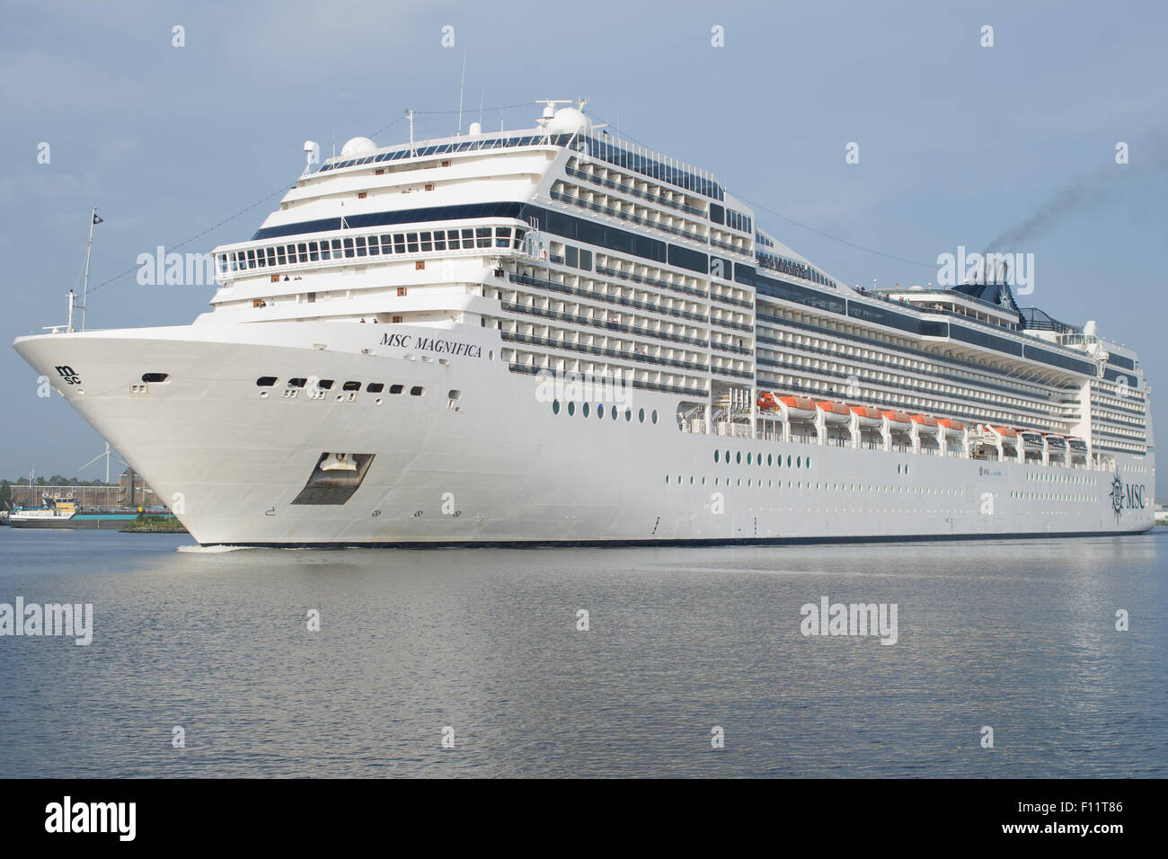 Kreuzfahrtschiff MSC Magnifica (Mediterranean Shipping Company) nähert sich Amsterdam Holland Stockfoto