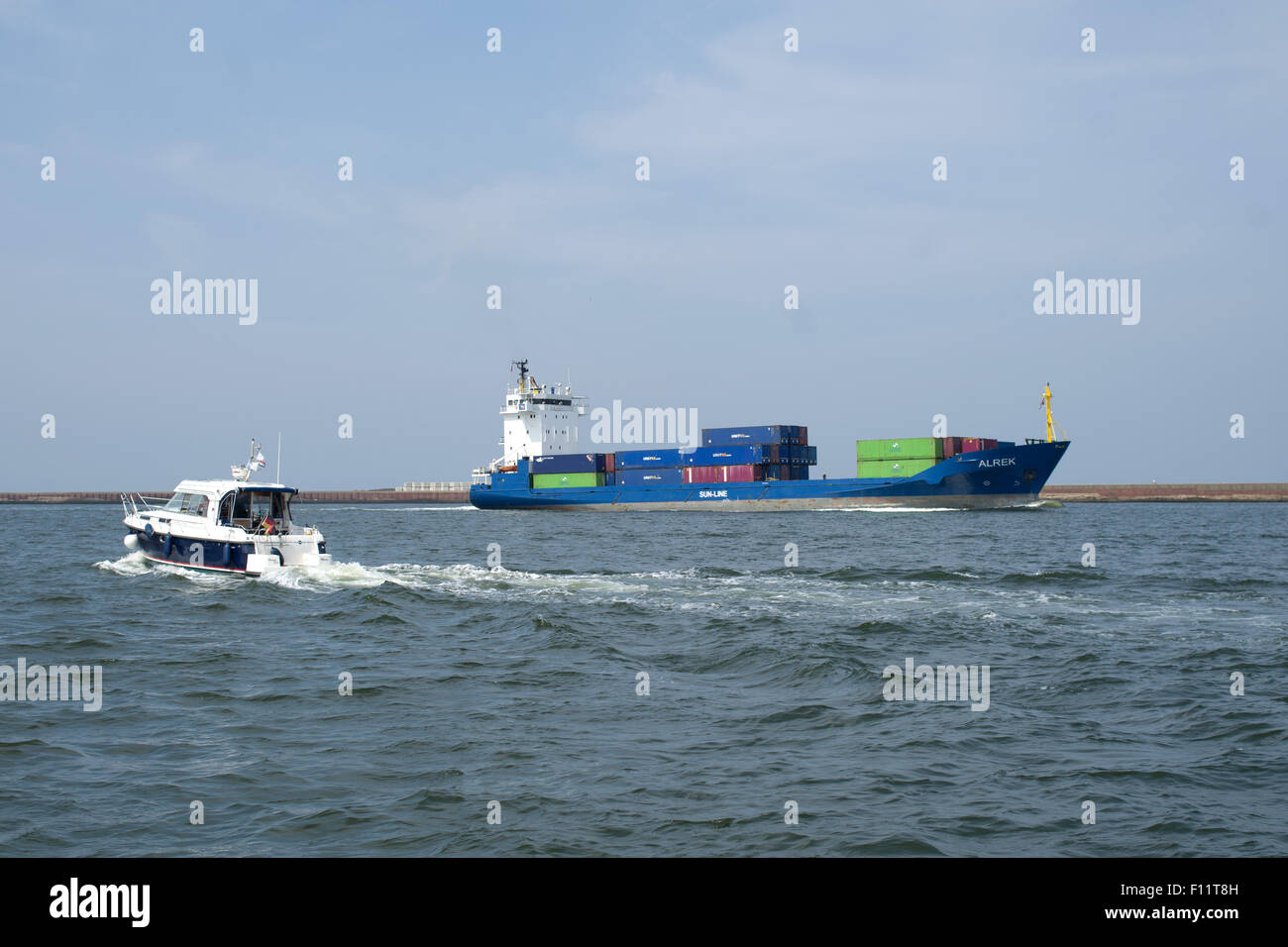 Große blaue Frachtschiff betritt niederländischen Hafen Stockfoto