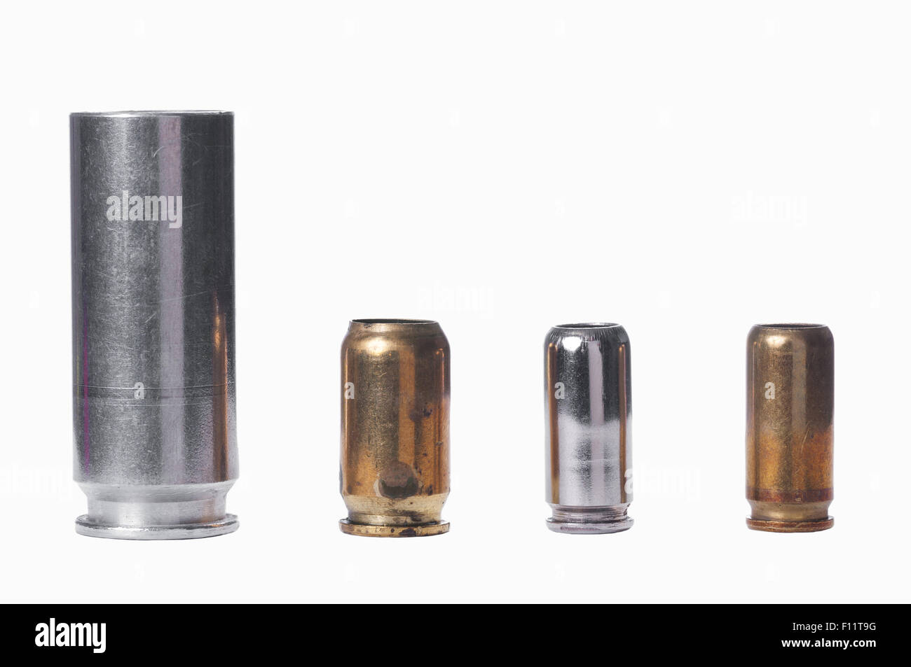 Gebrauchte Patronenhülsen auf weiß isoliert Stockfoto