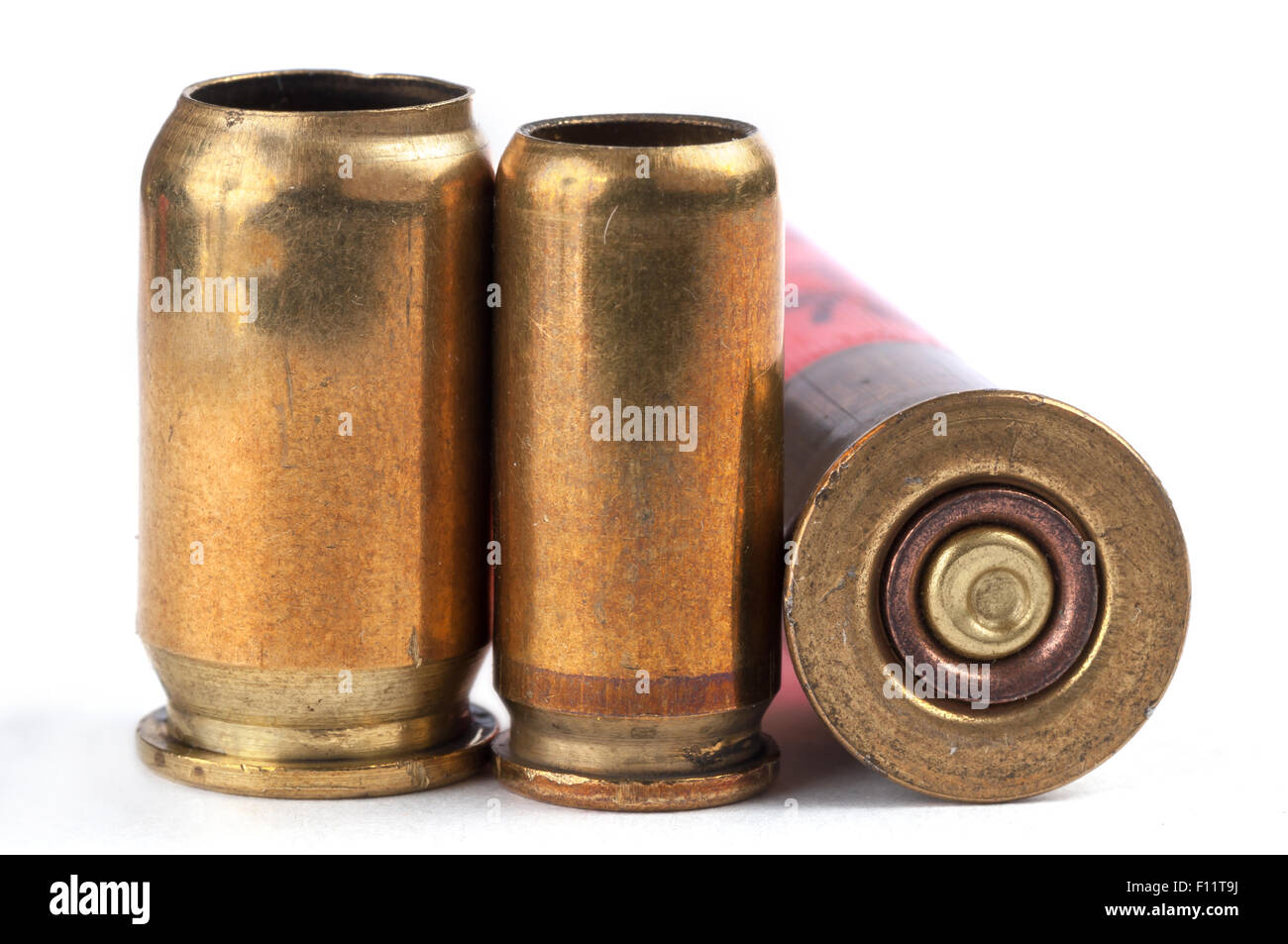 Gebrauchte Patronenhülsen auf weiß mit Schatten Stockfoto