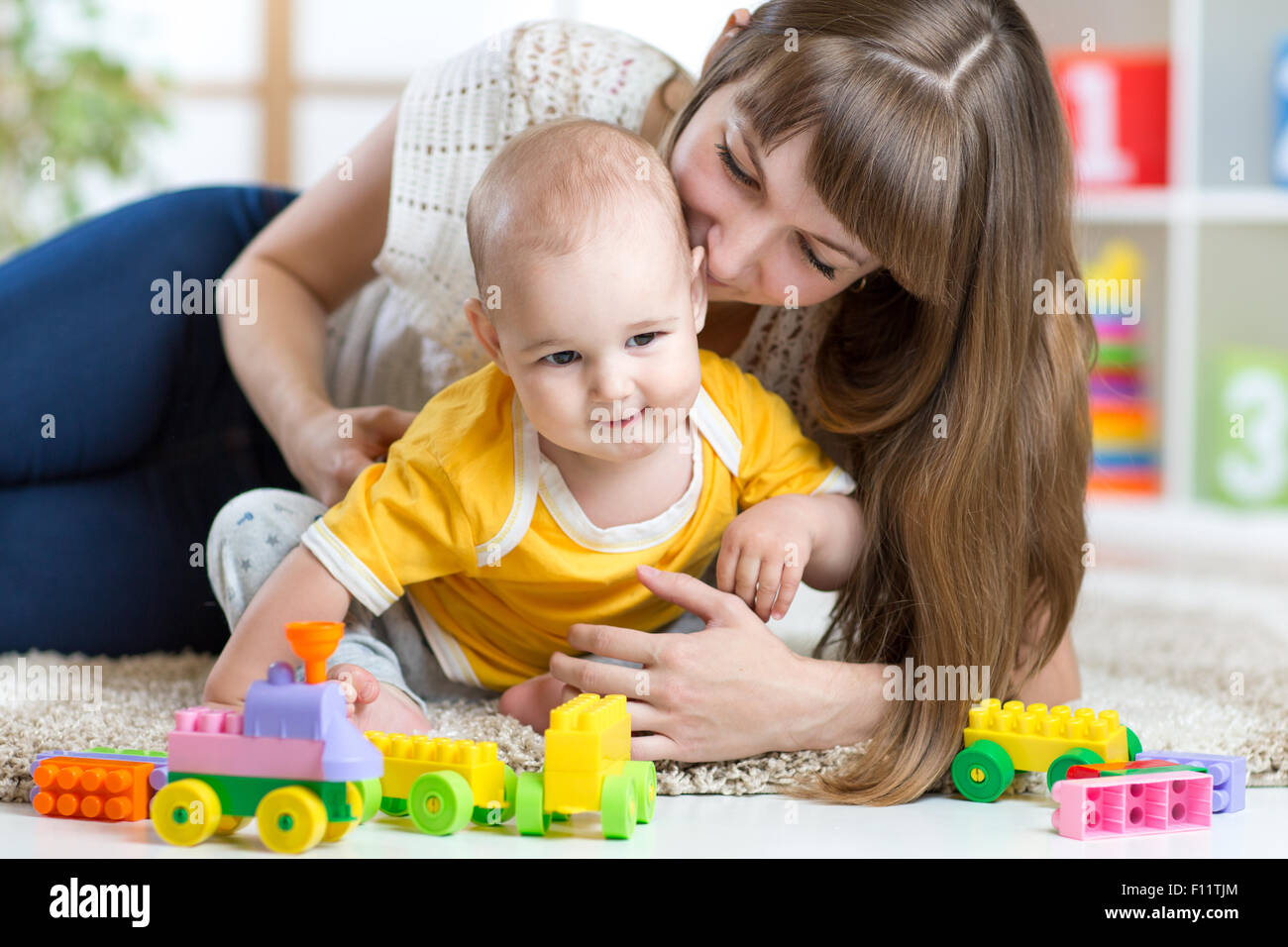 Kind junge und Mutter spielen mit Spielzeug zu Hause Stockfoto