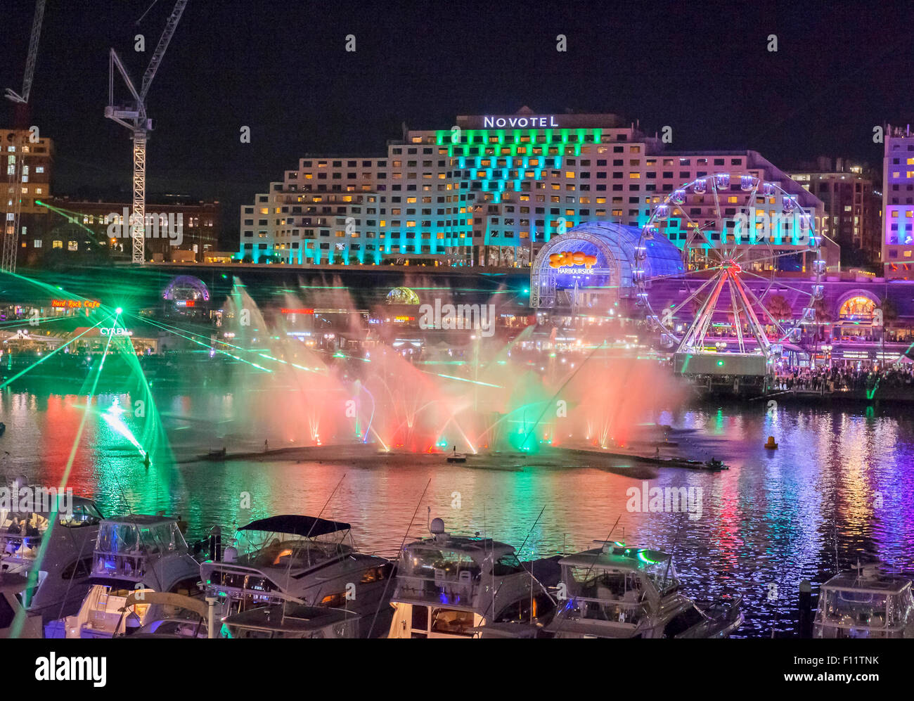 Die Sydney Vivid Light Festival mit Energie effiziente Licht Ausstellungen am Circular Quay und Feuerwerk am Darling Harbour. Stockfoto