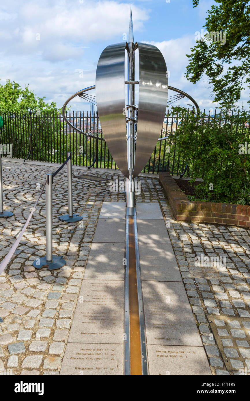 Skulptur auf der Nullmeridian Linie an das Royal Observatory, Greenwich, London, England, Vereinigtes Königreich Stockfoto