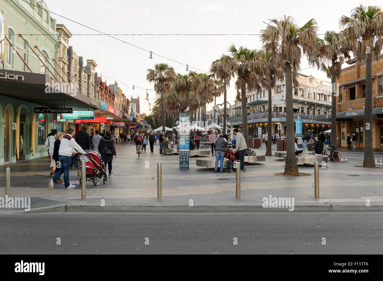 Der Corso shopping Parade Manly mit Palmen, aufgenommen im Herbst Stockfoto