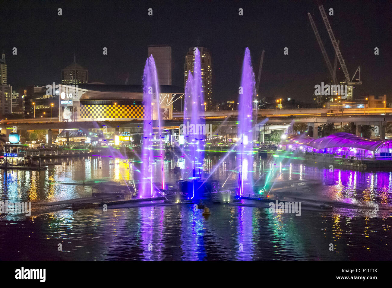 Die Sydney Vivid Light Festival mit Energie effiziente Licht Ausstellungen am Circular Quay und Feuerwerk am Darling Harbour. Stockfoto