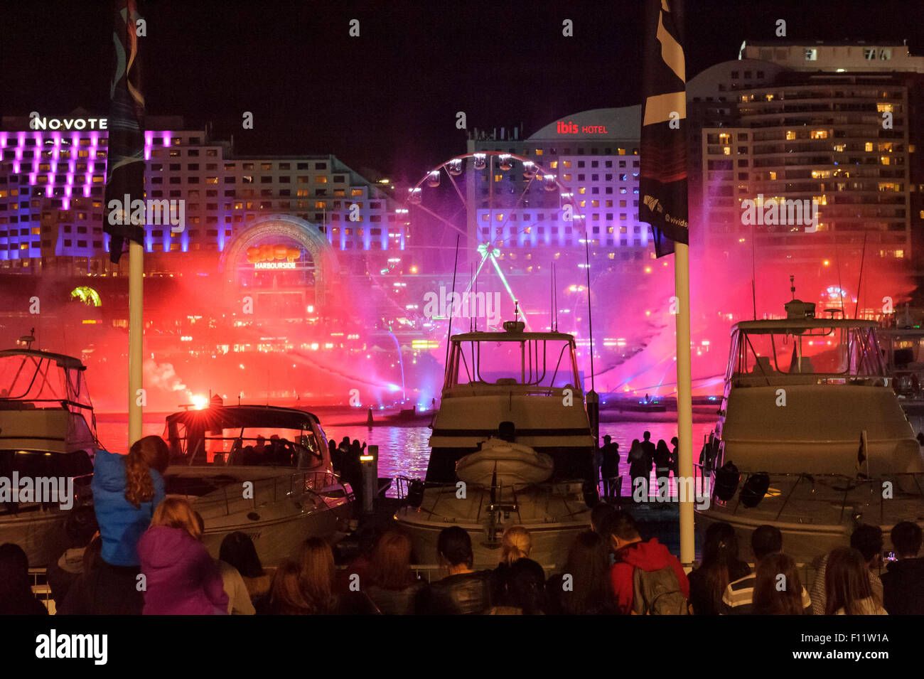 Die Sydney Vivid Light Festival mit Energie effiziente Licht Ausstellungen am Circular Quay und Feuerwerk am Darling Harbour. Stockfoto