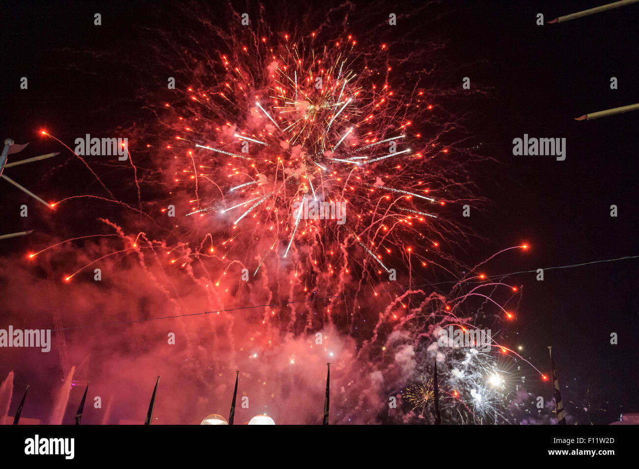 Die Sydney Vivid Light Festival mit Energie effiziente Licht Ausstellungen am Circular Quay und Feuerwerk am Darling Harbour. Stockfoto