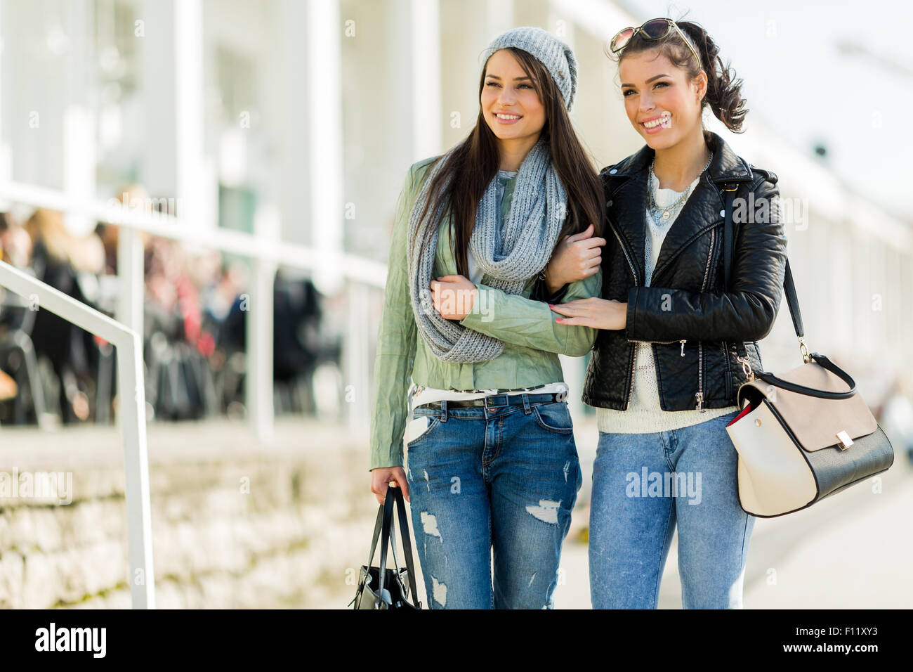 Zwei junge schöne Frauen zu Fuß und shopping glücklich an einem sonnigen Tag Stockfoto