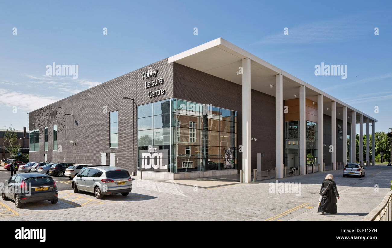 Eingang auf Bobby Moore Weg. Abtei-Freizeitzentrum, bellen, bellen, Vereinigtes Königreich. Architekt: S & P Architekten, 2015. Stockfoto