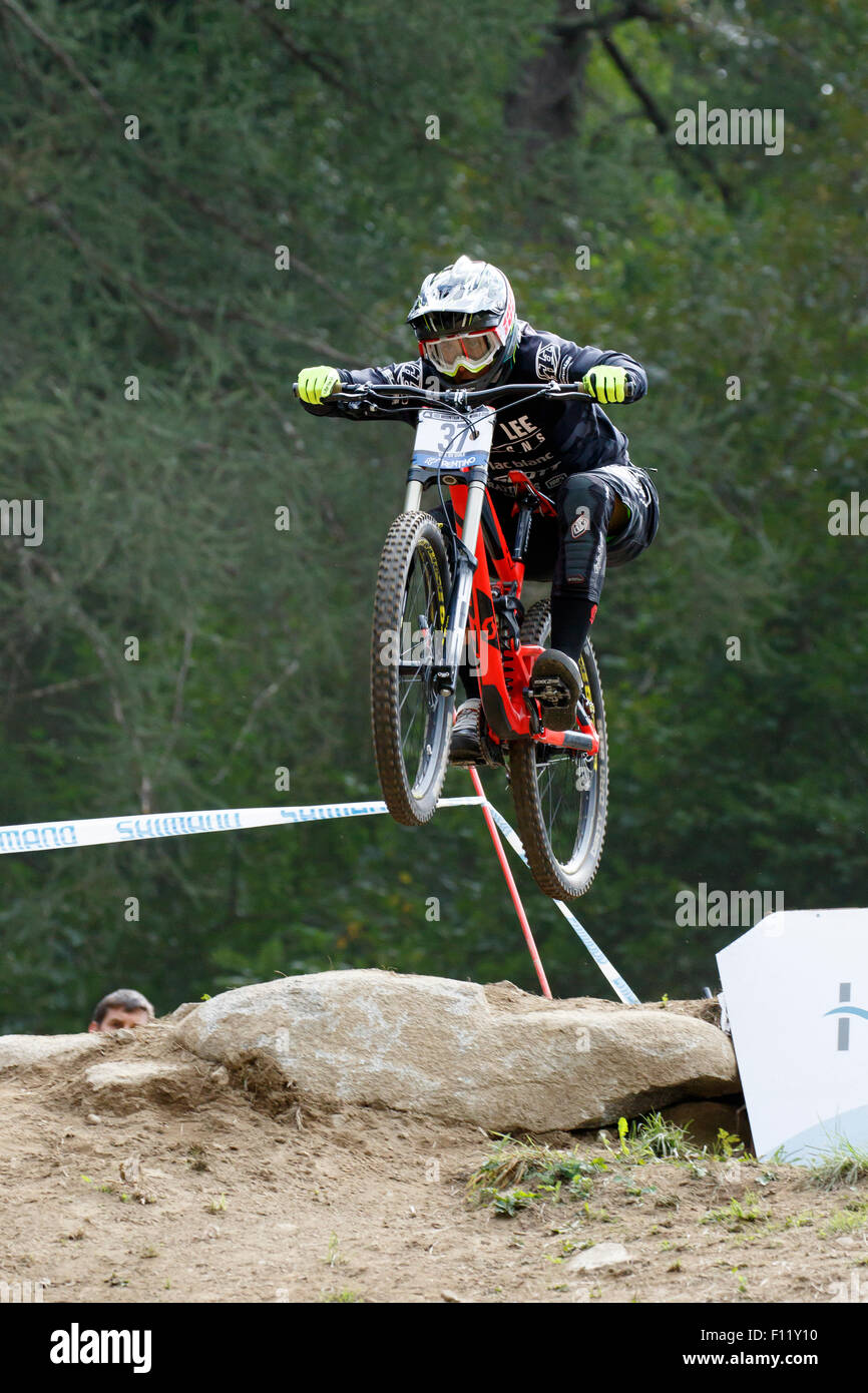 Val Di Sole, Italien - 22. August 2015: Lac Blanc Scott Team Fahrer Pierron Amaury in Aktion während der Mens Elite Downhill-Finale Stockfoto