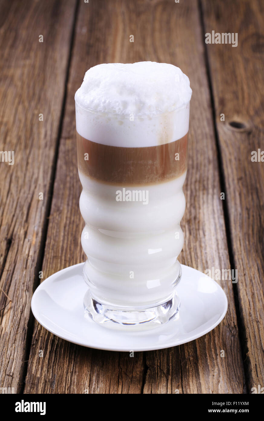 Glas für Latte Macchiato mit Milchschaum Stockfoto