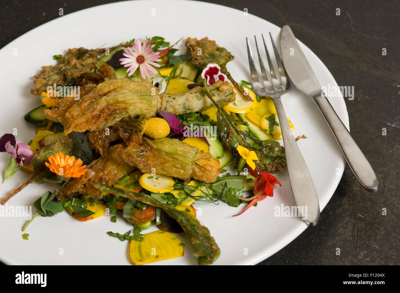Salat von essbaren Blumen einschließlich Zucchini Stockfoto