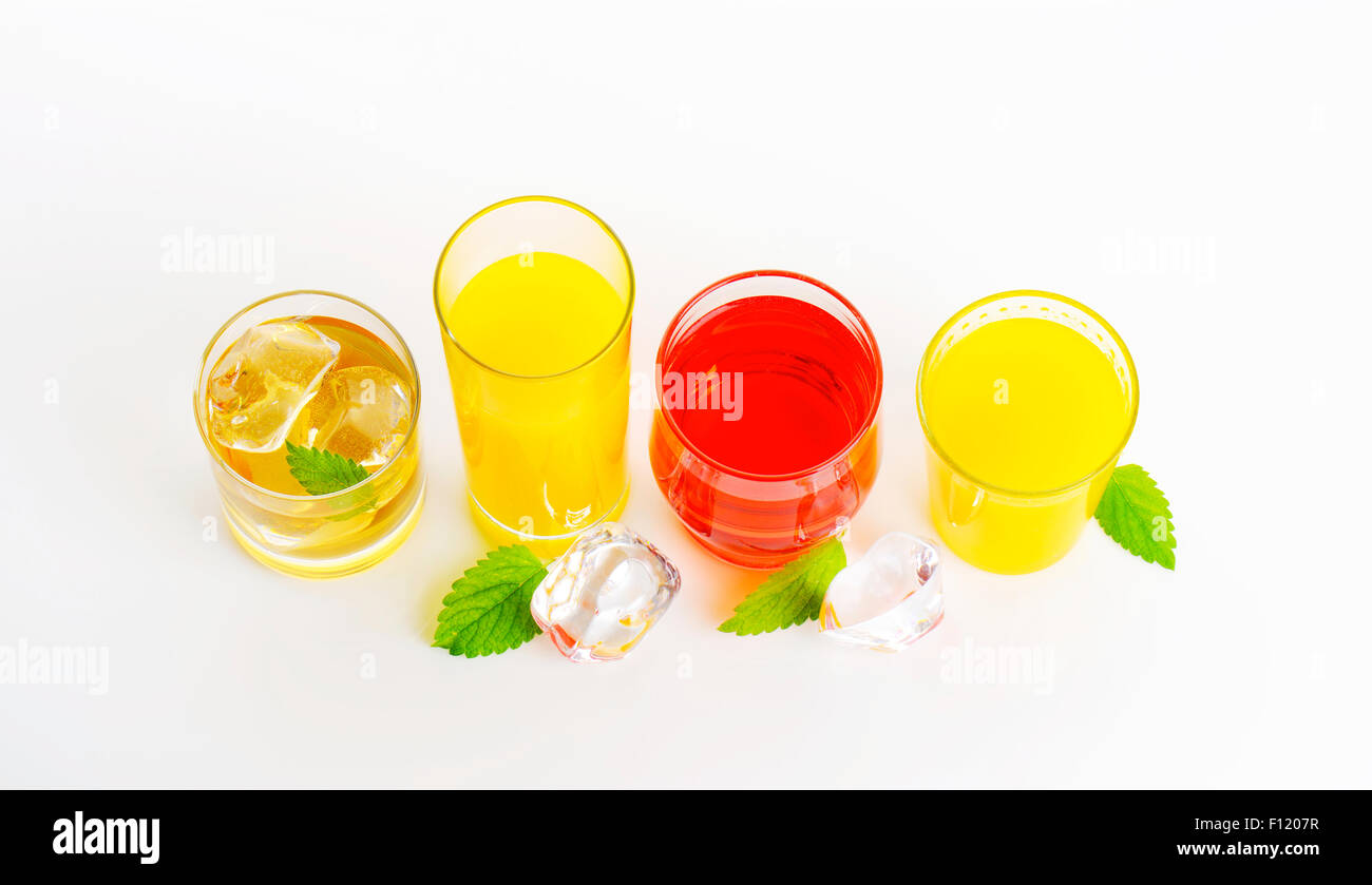 frisch gepresste Fruchtsäfte und eisgekühlten Getränken auf weißem Hintergrund Stockfoto