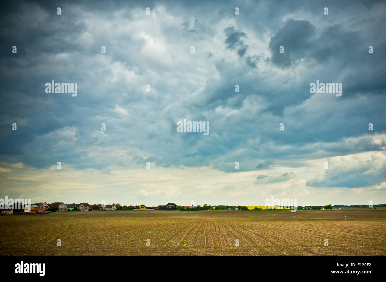 Land Acker gepflügt und dramatische nimbostratus Wolken Stockfoto