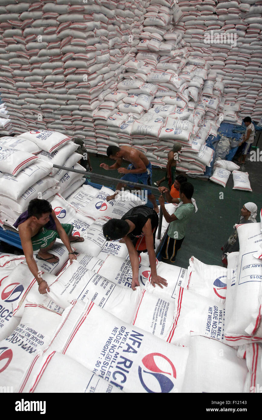 Quezon City, Philippinen. 25. August 2015. Arbeiter laden Säcke Reis auf einen LKW in die National Food Authority (NFA) Lager in Quezon City, Philippinen, 25. August 2015. Die Erzeugung von Reis auf den Philippinen erreicht ein durchschnittliches Wachstum 4,02 Prozent, das ist die höchste in den letzten vier Jahren, nach der philippinischen Department of Agriculture. © Rouelle Umali/Xinhua/Alamy Live-Nachrichten Stockfoto