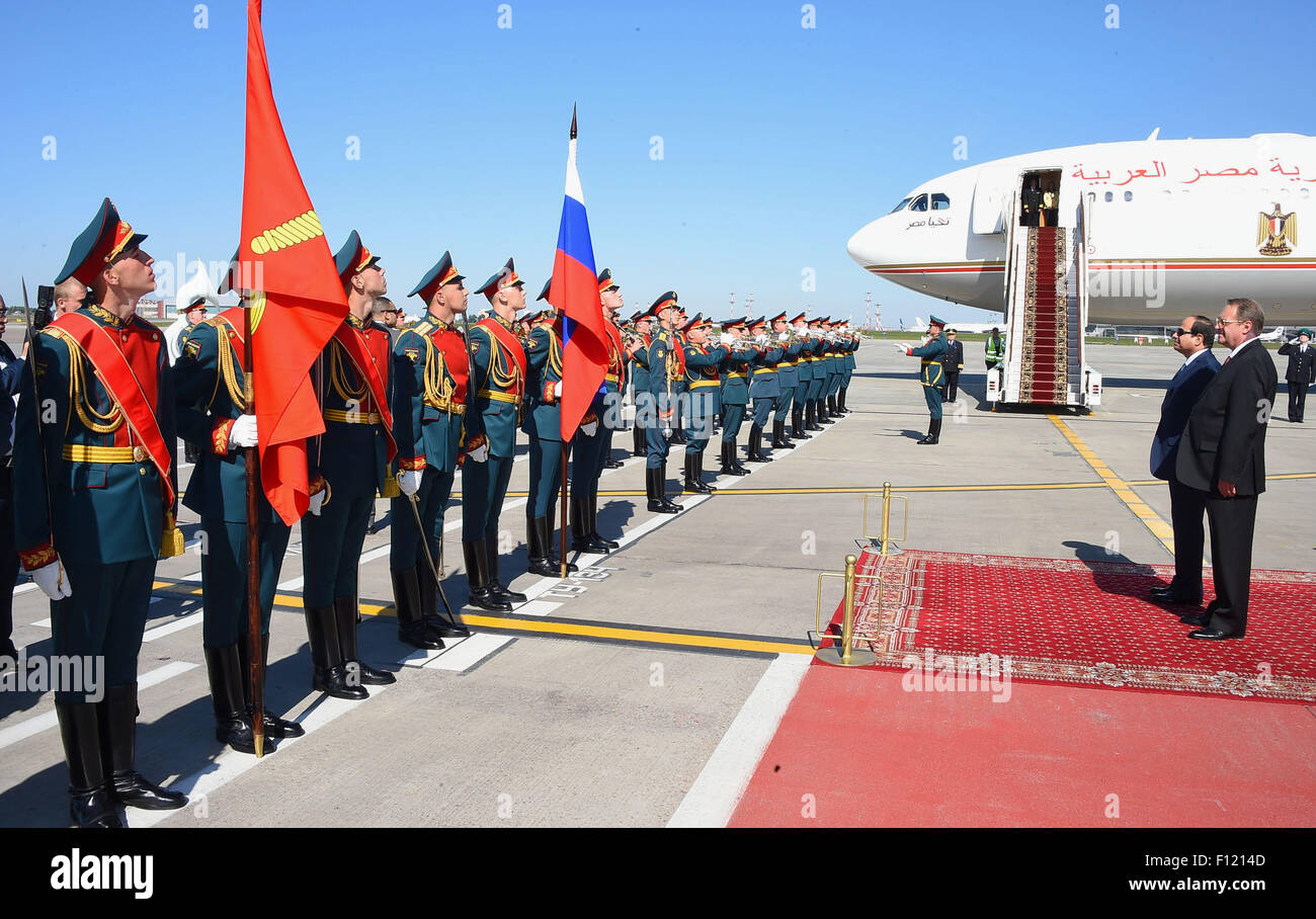 Moskau, Moskau, Russische Föderation. 25. August 2015. Der ägyptische Präsident Abdel Fattah al-Sisi Bewertungen die Ehre zu schützen, während einer Zeremonie offizielle Ankunft in Moskau am 25. August 2015 Credit: ägyptische Präsident Büro/APA Bilder/ZUMA Draht/Alamy Live News Stockfoto