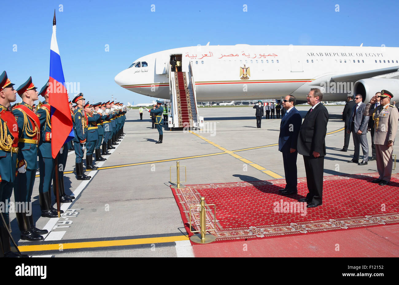 Moskau, Moskau, Russische Föderation. 25. August 2015. Der ägyptische Präsident Abdel Fattah al-Sisi Bewertungen die Ehre zu schützen, während einer Zeremonie offizielle Ankunft in Moskau am 25. August 2015 Credit: ägyptische Präsident Büro/APA Bilder/ZUMA Draht/Alamy Live News Stockfoto