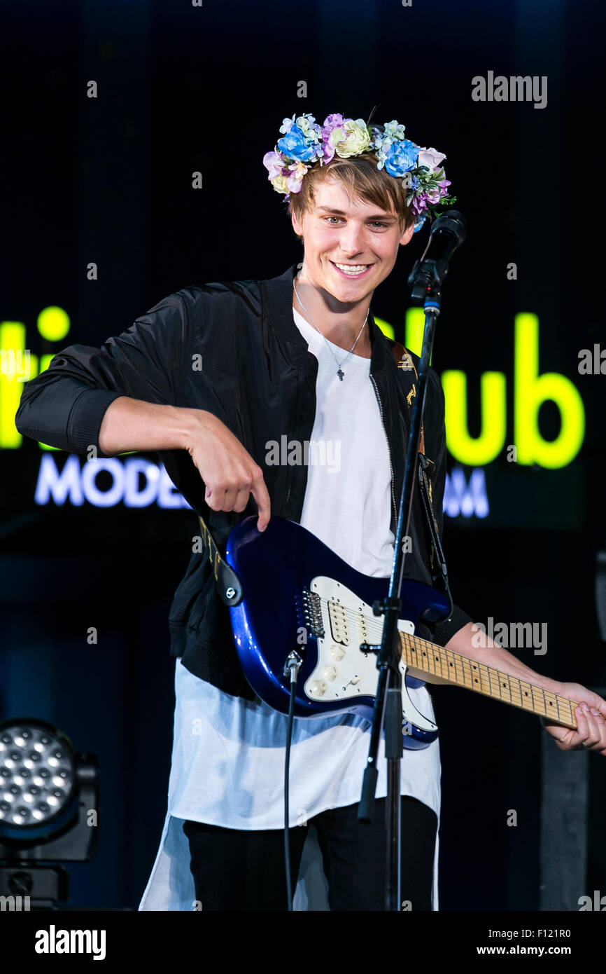 Tokio, Japan. 25. August 2015. John Andreasson führt ein Mitglied der schwedischen Boyband '' JTR'' als Teil der Special Sommer Live 2015 Veranstaltungen in IKSPIARI Shopping Mall im Tokyo Disney Resort am 25 August, Tokio, Japan. JTR wurden in Japan seit 19. August ihr neue Album zu fördern '' Oh mein mein '' die geht auf den Verkauf von August 26. Bildnachweis: Aflo Co. Ltd./Alamy Live-Nachrichten Stockfoto