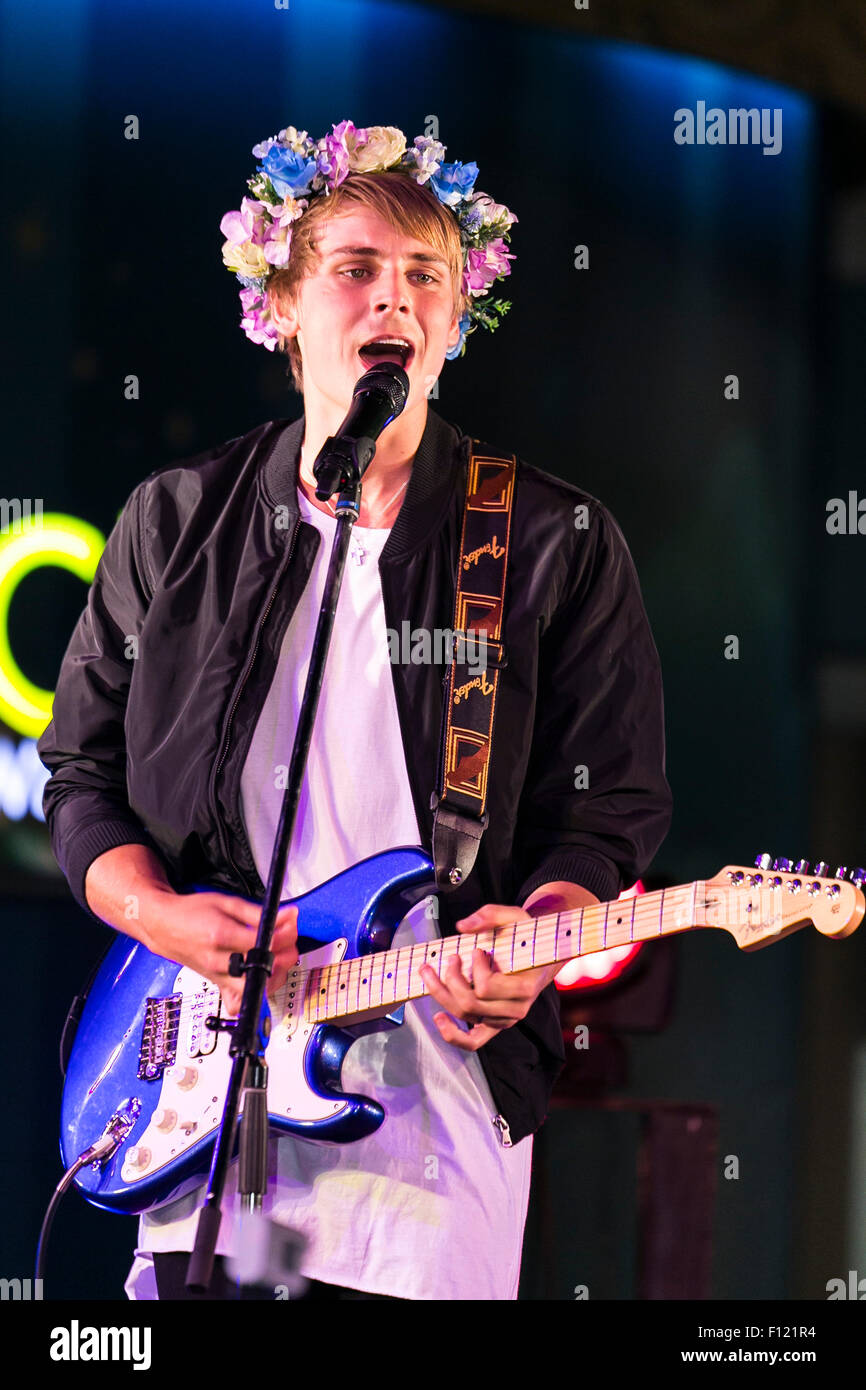 Tokio, Japan. 25. August 2015. John Andreasson führt ein Mitglied der schwedischen Boyband '' JTR'' als Teil der Special Sommer Live 2015 Veranstaltungen in IKSPIARI Shopping Mall im Tokyo Disney Resort am 25 August, Tokio, Japan. JTR wurden in Japan seit 19. August ihr neue Album zu fördern '' Oh mein mein '' die geht auf den Verkauf von August 26. Bildnachweis: Aflo Co. Ltd./Alamy Live-Nachrichten Stockfoto