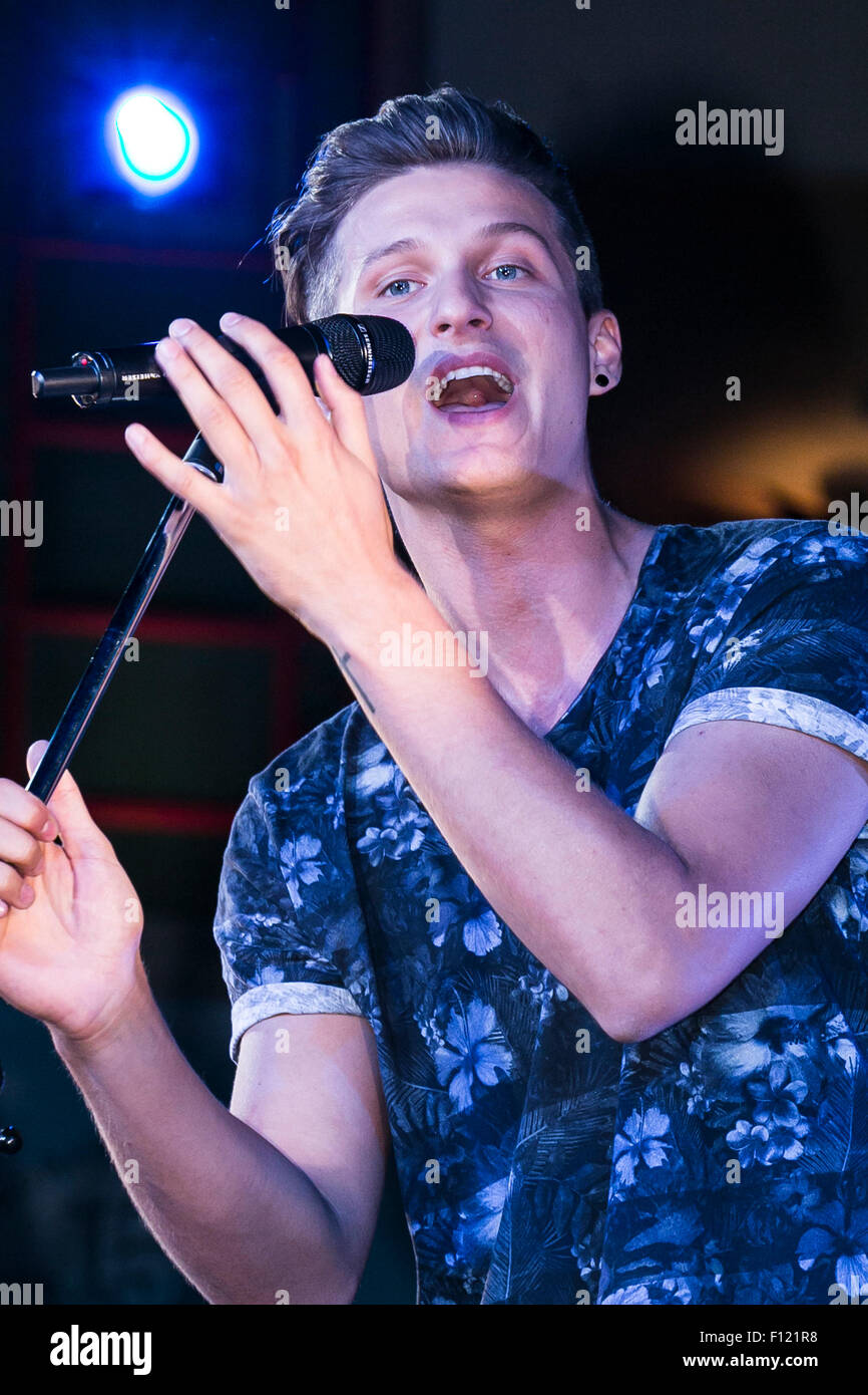 Tokio, Japan. 25. August 2015. Tom Lundback führt ein Mitglied der schwedischen Boyband '' JTR'' als Teil der Special Sommer Live 2015 Veranstaltungen in IKSPIARI Shopping Mall im Tokyo Disney Resort am 25 August, Tokio, Japan. JTR wurden in Japan seit 19. August ihr neue Album zu fördern '' Oh mein mein '' die geht auf den Verkauf von August 26. Bildnachweis: Aflo Co. Ltd./Alamy Live-Nachrichten Stockfoto