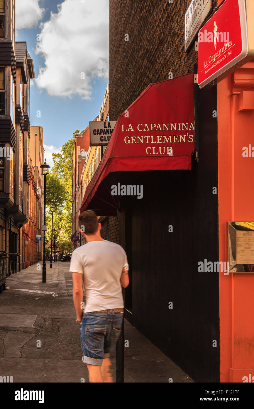 La Capannina Gentlemen Club an der Ecke der Straße und Gasse in Soho, London, UK. Stockfoto