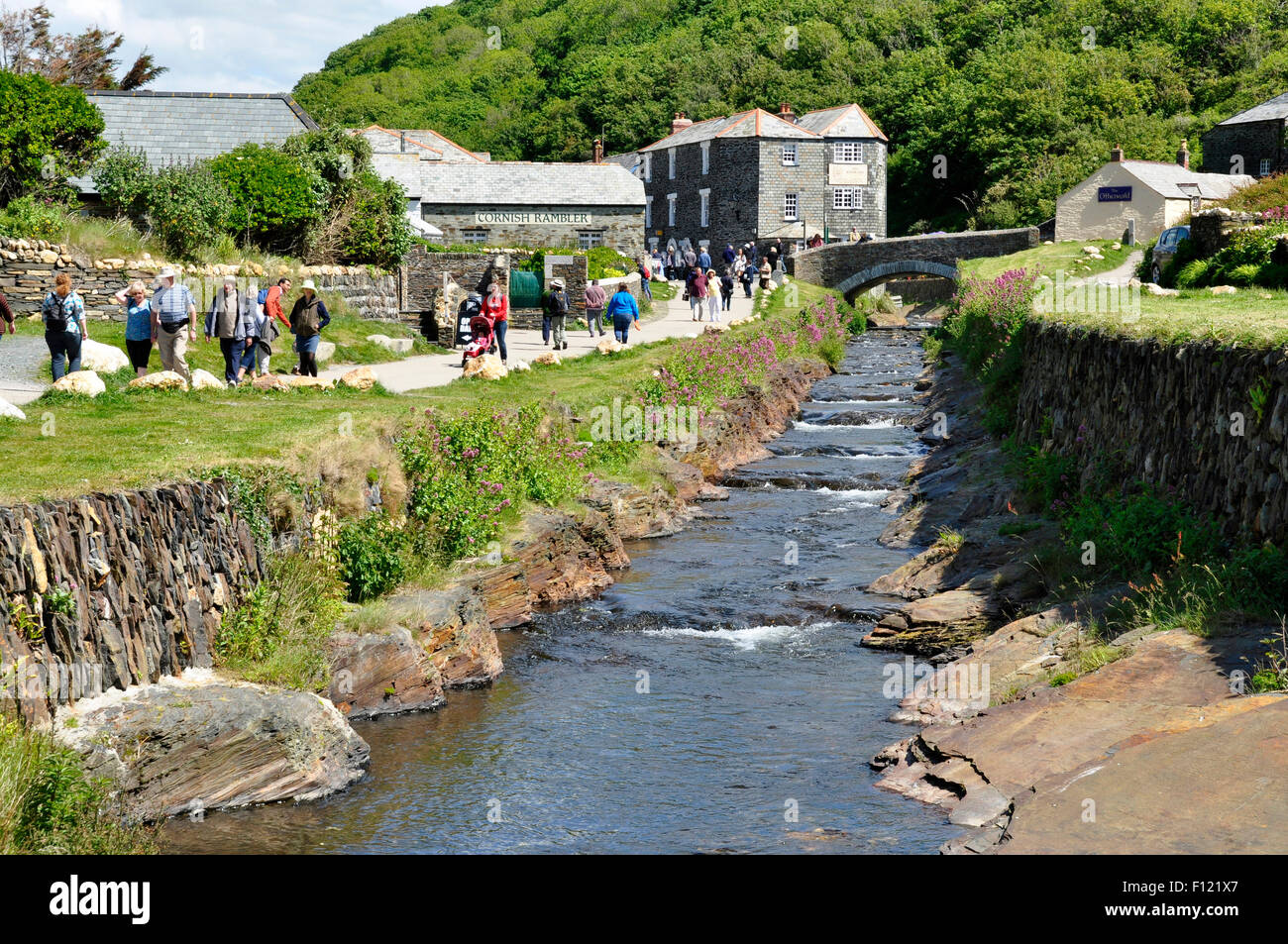 North Cornwall - Boscastle - die Flüsse Valency, Jordanien und Paradies - Blick über den Fluss schneiden, Dorf - Sonnenschein treffen Stockfoto