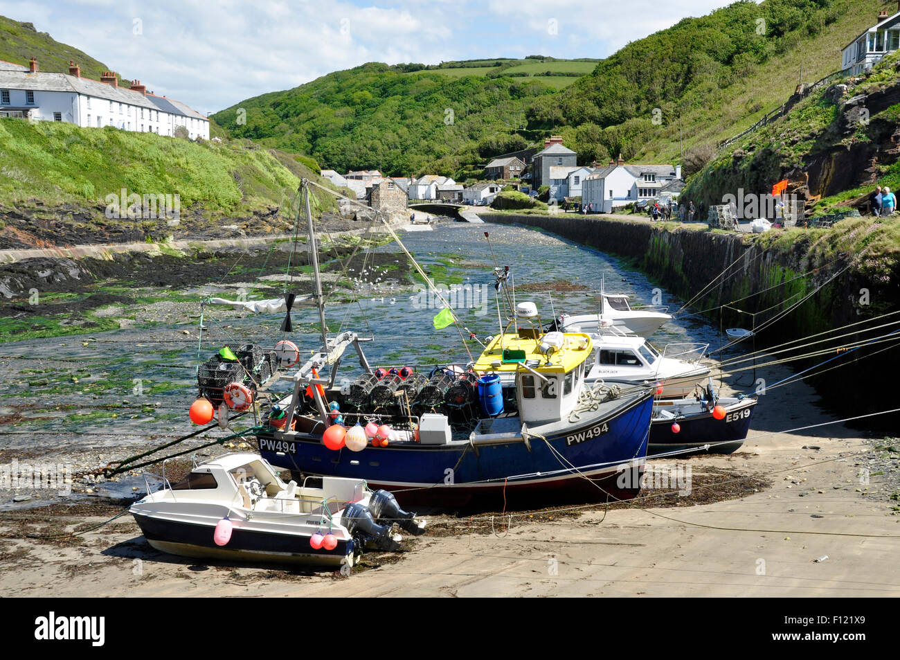 North Cornwall - Boscastle - Blick auf den Hafen in Richtung des Dorfes - ankern Boote vom Deich - Ebbe - brillante Sonnenlicht Stockfoto